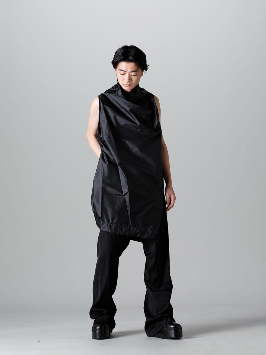 ユリウス 2023SS - JULIUS(ユリウス) 2023SSコレクションより第4弾目のアイテムがデリバリー！只今より店頭・通販共に販売スタート！ - 817VEM2(コーティング ナイロンタフタ ノースリーブプルオーバー) 817PAM10(キュプラ/コットン/リネン サテン フレアパンツ) - 1-010