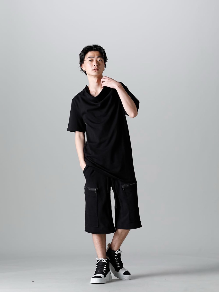 ユリウス 2023SS - JULIUS(ユリウス) 2023SSコレクションより第4弾目のアイテムがデリバリー！只今より店頭・通販共に販売スタート！ - 819CUM2-black(コットンスウェット ドレープネック ショートスリーブTシャツ ブラック) 819PAM9-black(コットンスウェット カーゴショーツ ブラック) - 2-001