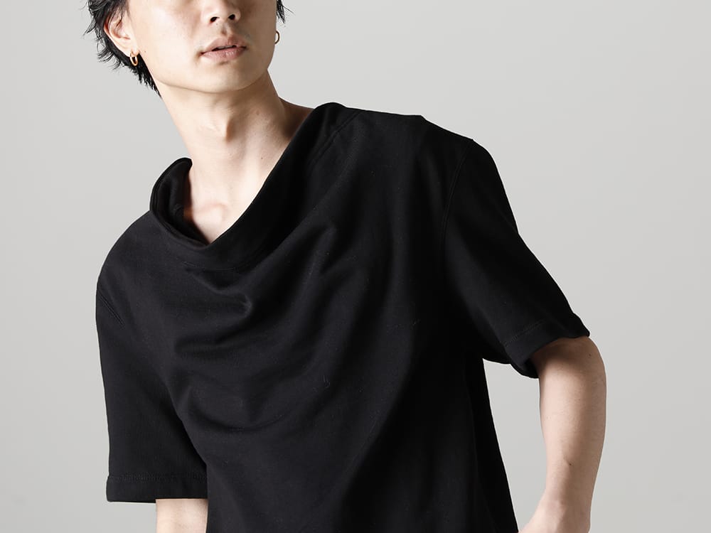 ユリウス 2023SS - JULIUS(ユリウス) 2023SSコレクションより第4弾目のアイテムがデリバリー！只今より店頭・通販共に販売スタート！ - 819CUM2-black(コットンスウェット ドレープネック ショートスリーブTシャツ ブラック) - 2-004