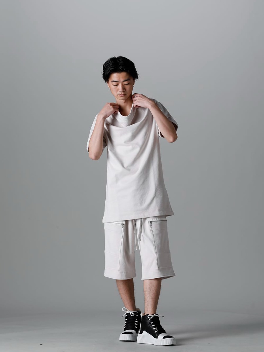 ユリウス 2023SS - JULIUS(ユリウス) 2023SSコレクションより第4弾目のアイテムがデリバリー！只今より店頭・通販共に販売スタート！ - 819CUM2-plaster(コットンスウェット ドレープネック ショートスリーブTシャツ プラスター) 819PAM9-plaster(コットンスウェット カーゴショーツ プラスター) - 2-009