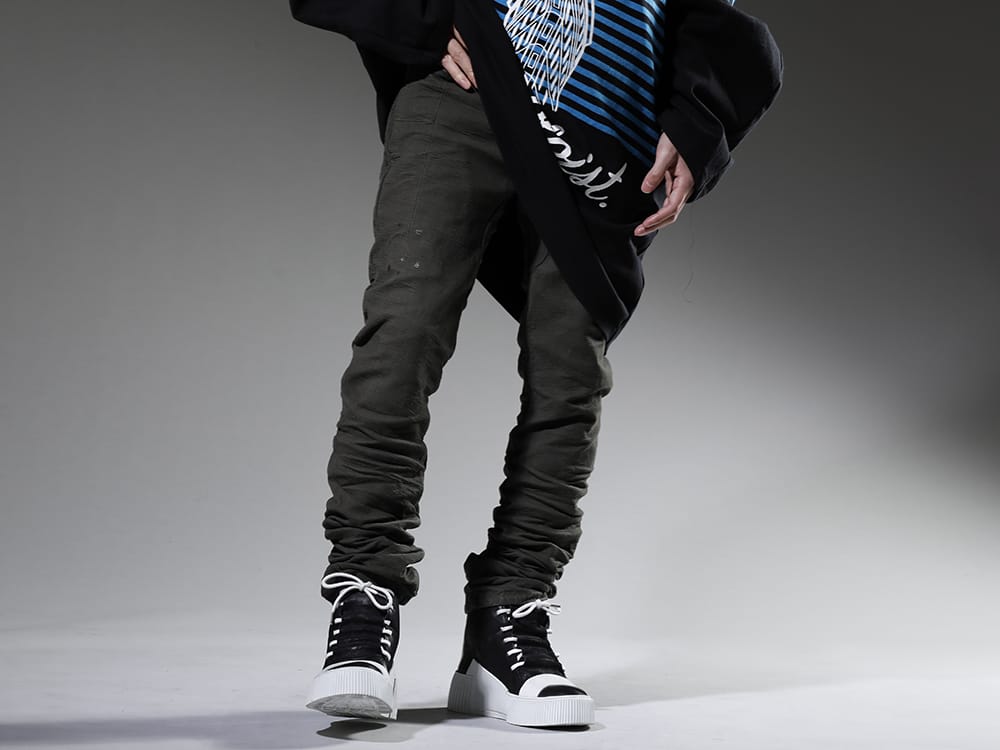 ボリス ビジャン サベリ 2022-23AW クラフト感漂う、定番スリムパンツ - P13-TF-FIF10003-WEHR-GRUN(P13. TF FIF10003 WEHR GRÜN) 202-BAMBA1.1(バンバ 1.1 ブラック Y ライトグレー / ホワイト ソール) - 3-001