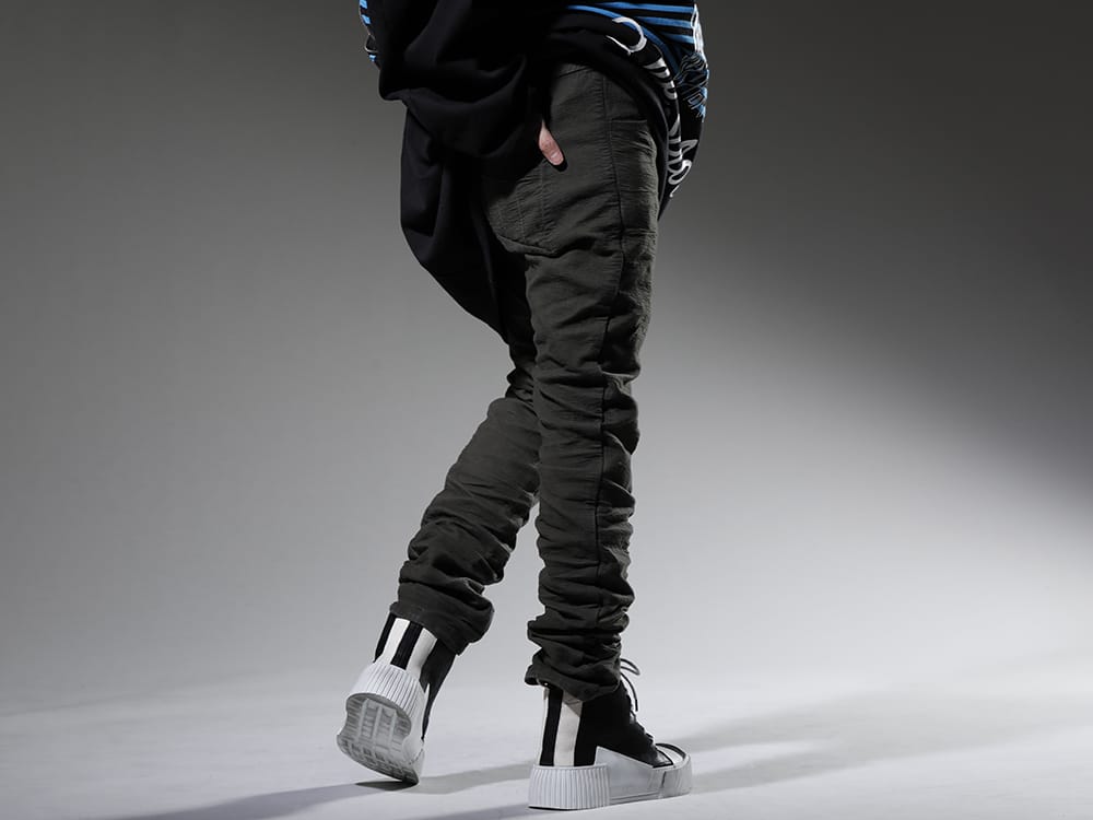 ボリス ビジャン サベリ 2022-23AW クラフト感漂う、定番スリムパンツ - P13-TF-FIF10003-WEHR-GRUN(P13. TF FIF10003 WEHR GRÜN) 202-BAMBA1.1(バンバ 1.1 ブラック Y ライトグレー / ホワイト ソール) - 3-003