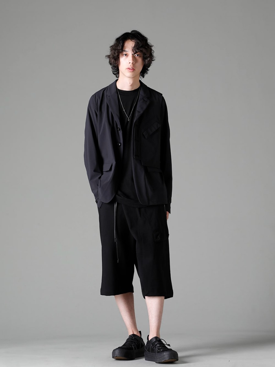 The Viridi-anne 23SS スタイリング 春と夏のアイテムをミックスしたジャケットスタイル -  VI-3561-06-Black Water-repellent stretch blazer Black VI-3613-01-Black Double layered T-shirt Black VI-3592-04-Black Sweat Wrap Pants Black VI-3555-09-Black Sneakers Black M7450 Chain Mini Two Tags 1-002