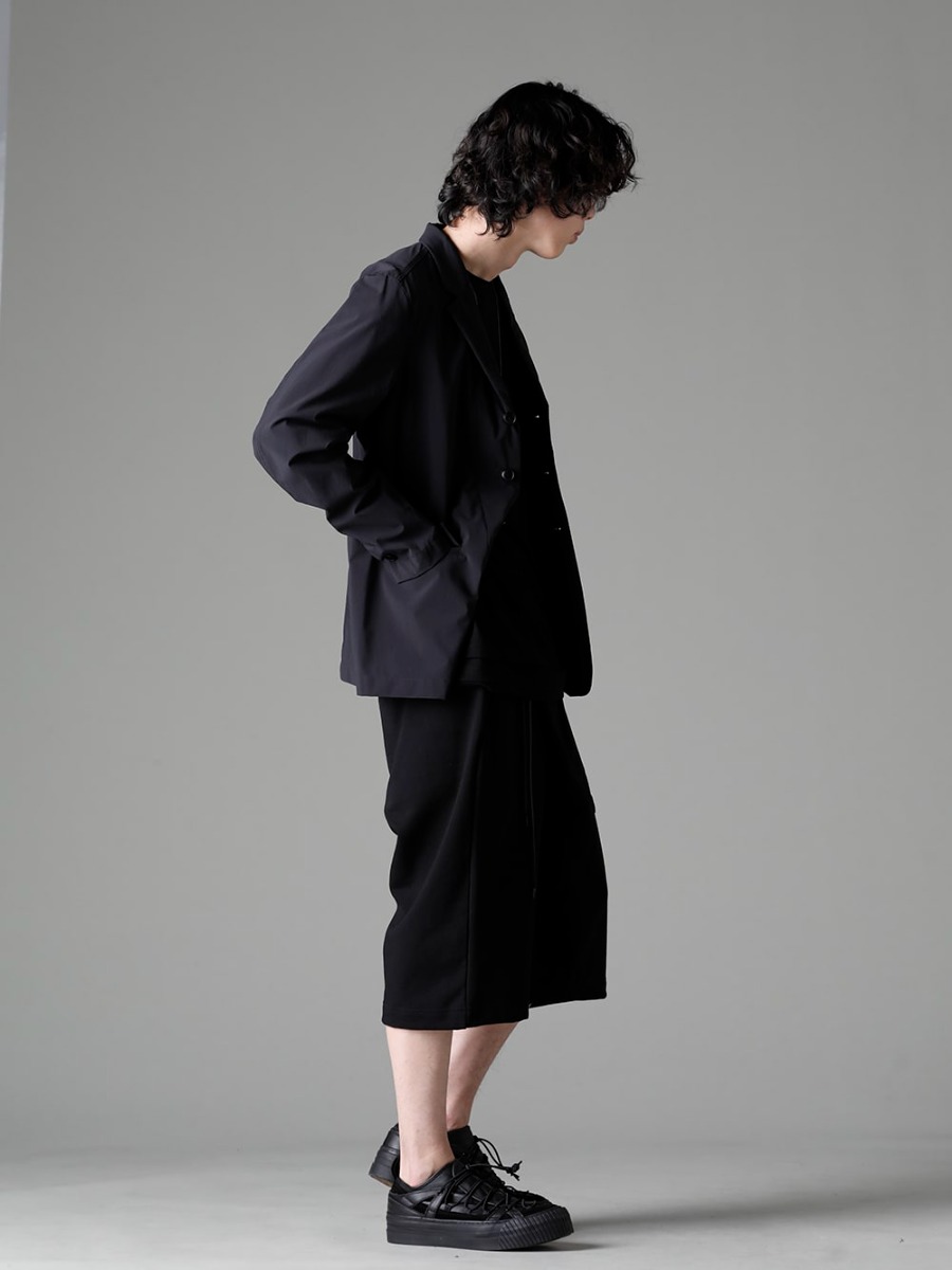 The Viridi-anne 23SS スタイリング 春と夏のアイテムをミックスしたジャケットスタイル -  VI-3561-06-Black Water-repellent stretch blazer Black VI-3613-01-Black Double layered T-shirt Black VI-3592-04-Black Sweat Wrap Pants Black VI-3555-09-Black Sneakers Black M7450 Chain Mini Two Tags 1-003