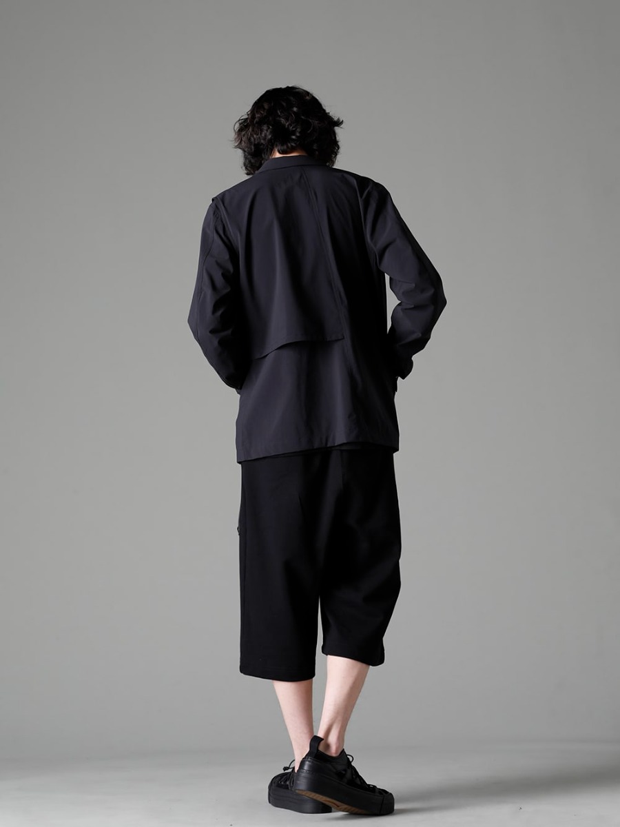 The Viridi-anne 23SS スタイリング 春と夏のアイテムをミックスしたジャケットスタイル -  VI-3561-06-Black Water-repellent stretch blazer Black VI-3613-01-Black Double layered T-shirt Black VI-3592-04-Black Sweat Wrap Pants Black VI-3555-09-Black Sneakers Black M7450 Chain Mini Two Tags 1-004