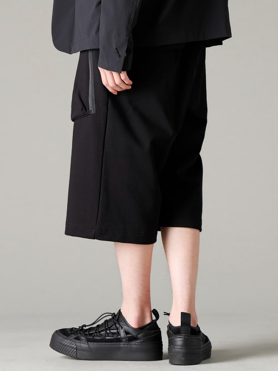 The Viridi-anne 23SS スタイルに程よいアクセントを -  VI-3592-04-Black Sweat Wrap Pants Black VI-3555-09-Black Sneakers Black  3-002