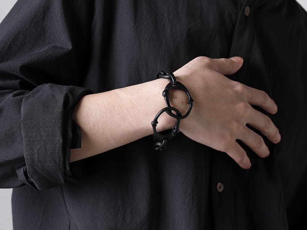 TAKAHIROMIYASHITATheSoloist 2023SS bone shaped carabiner bracelet. 2-004