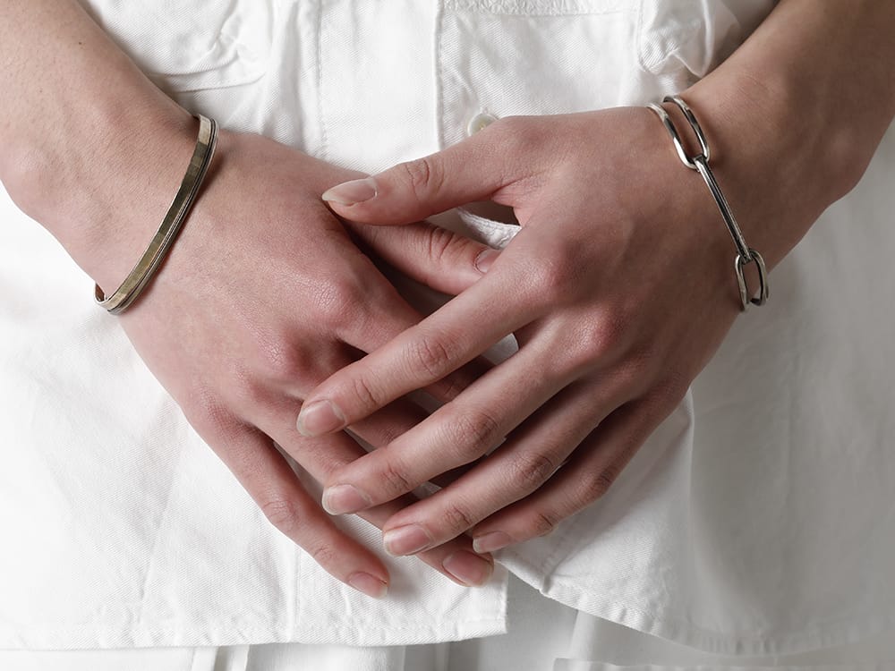 ザ ヴィリジアン / ワークスタッドミュンヘン 2023SS ホワイトカラーのシャツにジュエリーをプラスして春夏感を - VI-3578-02(刺繍入り クロース バンド カラーシャツ) M2211(ブレスレット クロスド) M2640-BA(バングルフックバンド) M2399-ROPE(BANGLE SIDE HOOK ROPE) - 2-008