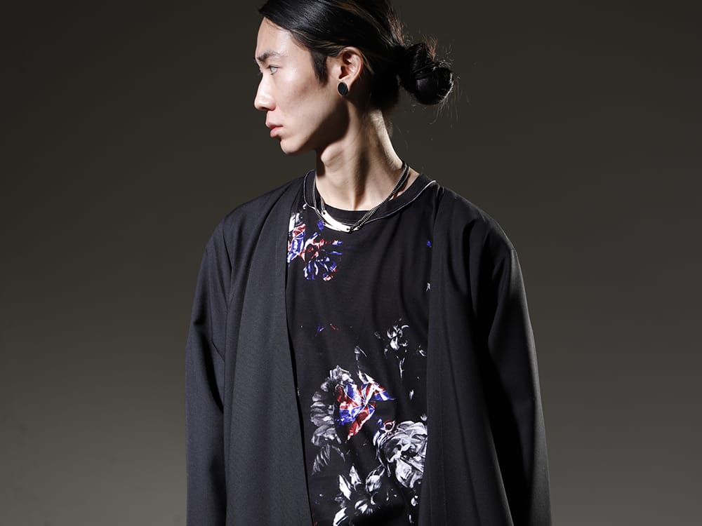 グラウンドワイ / ワークスタッドミュンヘン 2023SS 定番で展開されているドレープジャケットに合わせた、コレクション性のあるTシャツ - GA-D06-100(ロング丈ドレープジャケット) GI-T05-016(レフトオニオン Tシャツ) M3922(チョーカー ダブルチェーンズ) M3856(チョーカー バードフライト) - 2-004