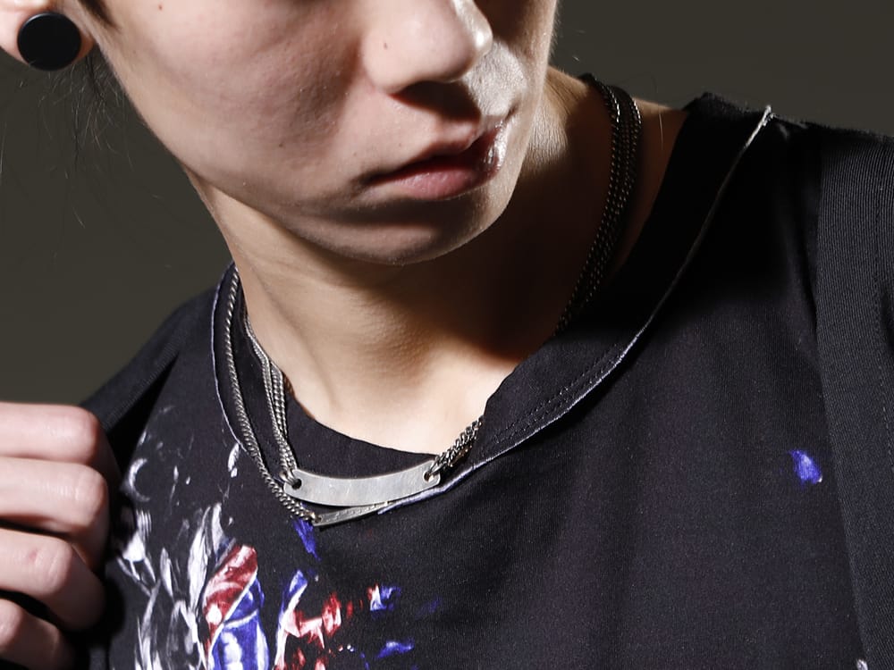 ワークスタッドミュンヘン 2023SS 定番で展開されているドレープジャケットに合わせた、コレクション性のあるTシャツ - M3922(チョーカー ダブルチェーンズ) M3856(チョーカー バードフライト) - 2-010