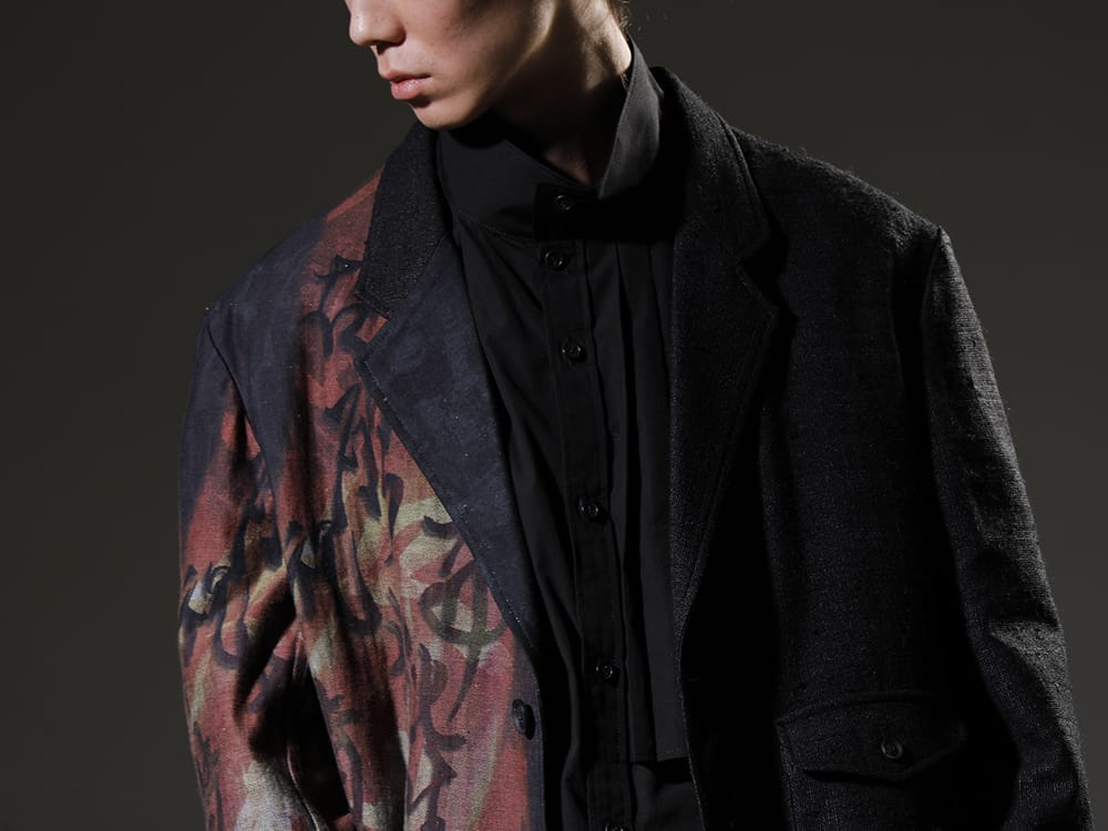 ヨウジヤマモト 2023SS - コレクションピースの今季らしいジャケット - HZ-J31-814(デニム プリント + 別布ジャケット) HZ-B15-012-Black(スタンドカラー プリーツ布付きブラウス ブラック) - 2-004