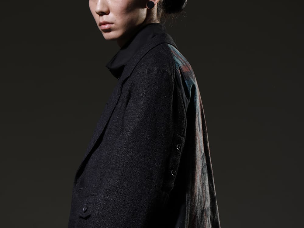 ヨウジヤマモト 2023SS - コレクションピースの今季らしいジャケット - HZ-J31-814(デニム プリント + 別布ジャケット) HZ-B15-012-Black(スタンドカラー プリーツ布付きブラウス ブラック) - 2-006