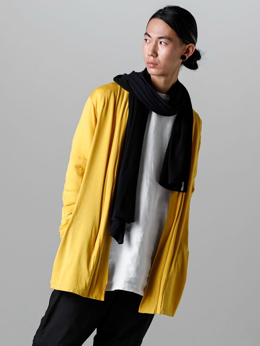 RIPVANWINKLE 2023SS Accentuated with black and navy bi-colored scarf  - 画像の詳細(スタイリング全体の詳細) RW-502-Mustard - Solid Jersey Carde Mustard - RW-505-Euro White - Solid Shirt L/S Euro White - RW-509-Black - Parachute Pants Black 2-001
