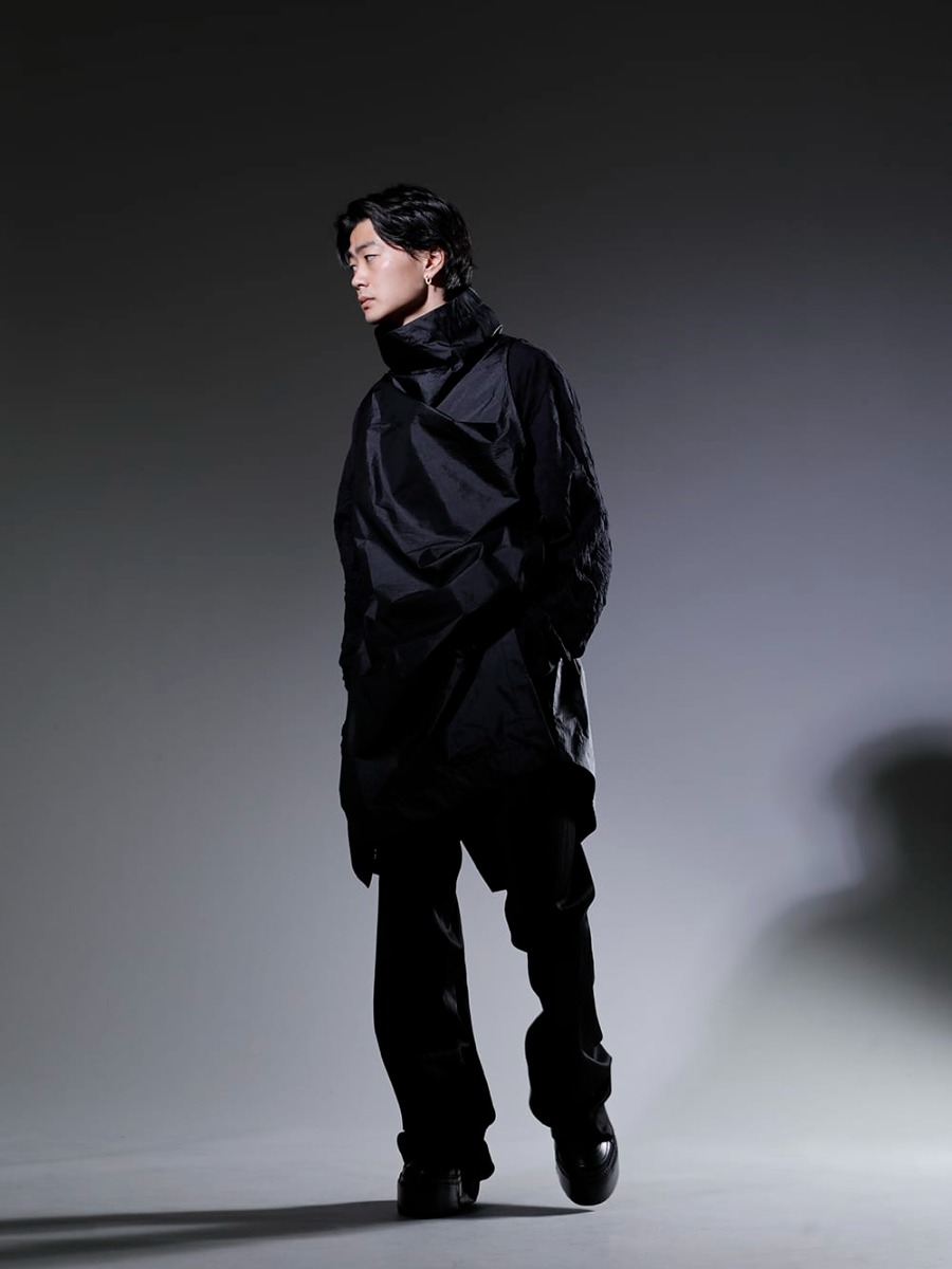 ユリウス / グラウンドワイ 2023SS スタイリング ナイロン生地にコーティングを施し経年変化も楽しめる - ユニークなファブリックで独特な世界観を演出 - 817VEM2(コーティング ナイロンタフタ ノースリーブプルオーバー) GA-T30-042(裾ボタン タートルネックTシャツ) 817PAM10(キュプラ/コットン/リネン サテン フレアパンツ) 817FWM3-L(カウレザー プラットフォームスニーカー) - 1-001