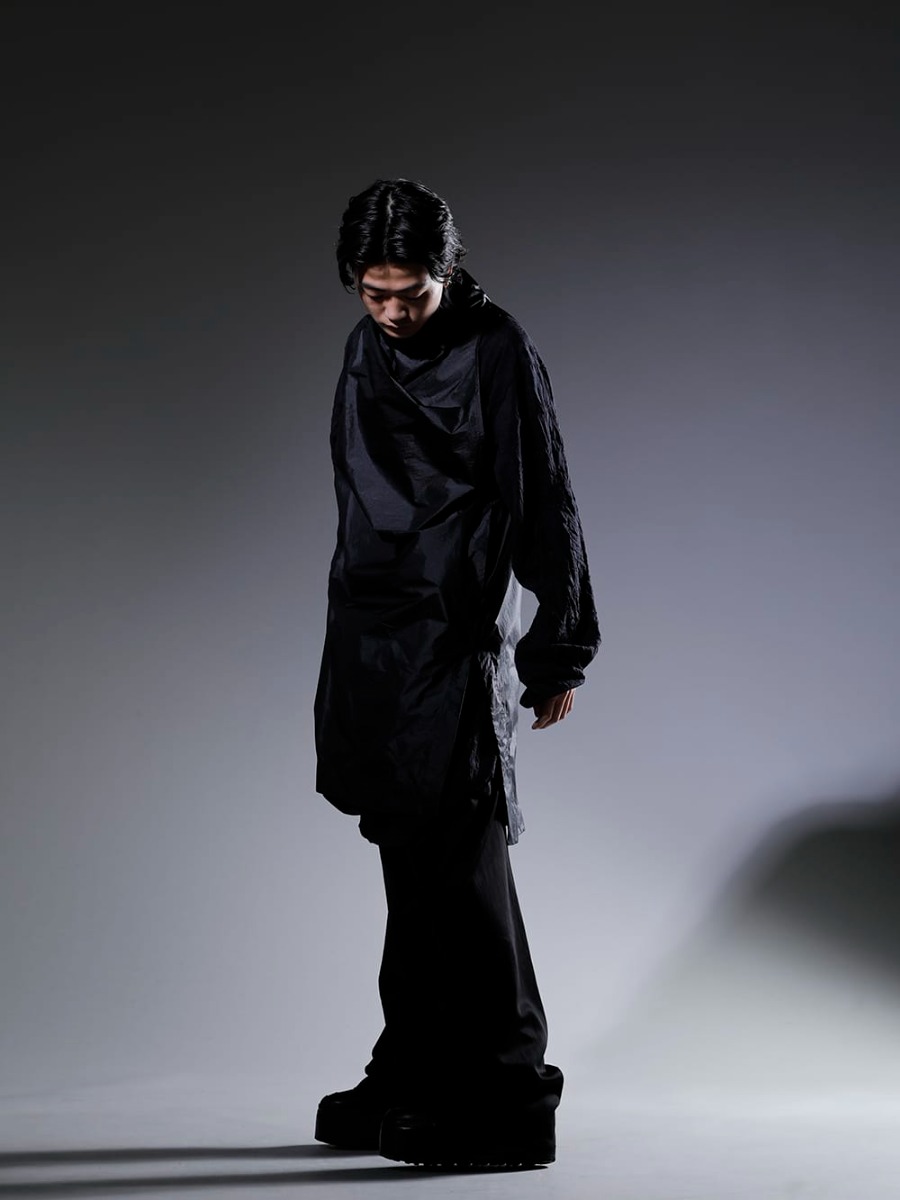 ユリウス / グラウンドワイ 2023SS - ユニークなファブリックで独特な世界観を演出 - 817VEM2(コーティング ナイロンタフタ ノースリーブプルオーバー) GA-T30-042(裾ボタン タートルネックTシャツ) 817PAM10(キュプラ/コットン/リネン サテン フレアパンツ) 817FWM3-L(カウレザー プラットフォームスニーカー) - 1-002