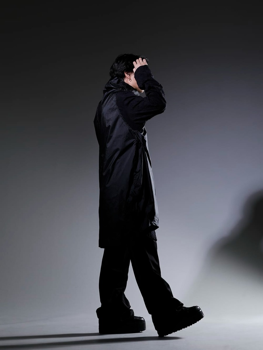 ユリウス / グラウンドワイ 2023SS - ユニークなファブリックで独特な世界観を演出 - 817VEM2(コーティング ナイロンタフタ ノースリーブプルオーバー) GA-T30-042(裾ボタン タートルネックTシャツ) 817PAM10(キュプラ/コットン/リネン サテン フレアパンツ) 817FWM3-L(カウレザー プラットフォームスニーカー) - 1-003