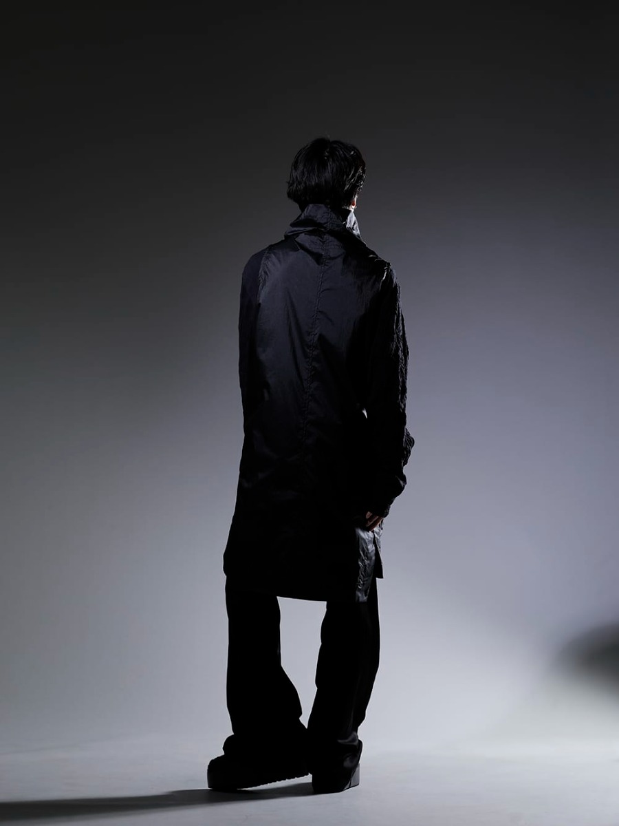 ユリウス / グラウンドワイ 2023SS - ユニークなファブリックで独特な世界観を演出 - 817VEM2(コーティング ナイロンタフタ ノースリーブプルオーバー) GA-T30-042(裾ボタン タートルネックTシャツ) 817PAM10(キュプラ/コットン/リネン サテン フレアパンツ) 817FWM3-L(カウレザー プラットフォームスニーカー) - 1-004