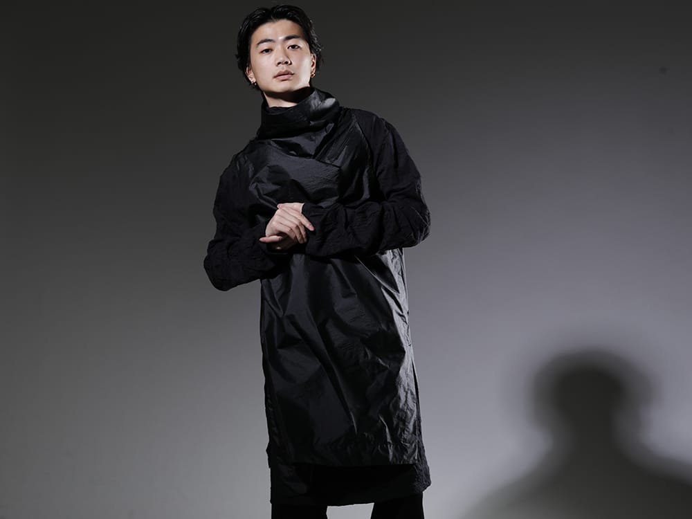 ユリウス / グラウンドワイ 2023SS 大胆なデザインと細かな箇所まで行き届いたディテール - 817VEM2(コーティング ナイロンタフタ ノースリーブプルオーバー) GA-T30-042(裾ボタン タートルネックTシャツ) - 2-001