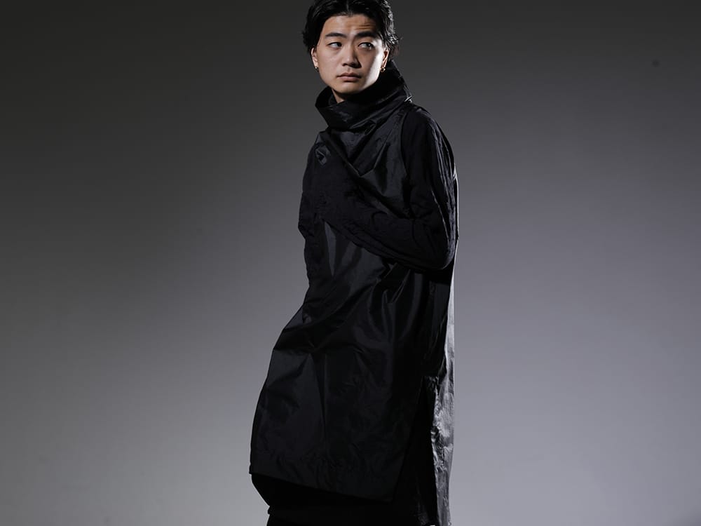 ユリウス / グラウンドワイ 2023SS 大胆なデザインと細かな箇所まで行き届いたディテール - 817VEM2(コーティング ナイロンタフタ ノースリーブプルオーバー) GA-T30-042(裾ボタン タートルネックTシャツ) - 2-002