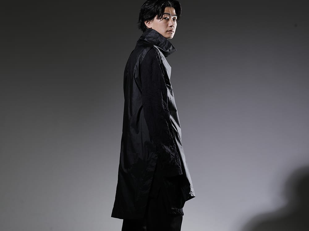 ユリウス / グラウンドワイ 2023SS 大胆なデザインと細かな箇所まで行き届いたディテール - 817VEM2(コーティング ナイロンタフタ ノースリーブプルオーバー) GA-T30-042(裾ボタン タートルネックTシャツ) - 2-003