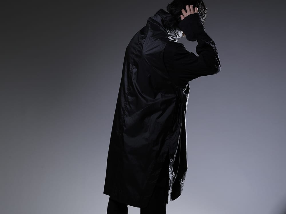 ユリウス / グラウンドワイ 2023SS 大胆なデザインと細かな箇所まで行き届いたディテール - 817VEM2(コーティング ナイロンタフタ ノースリーブプルオーバー) GA-T30-042(裾ボタン タートルネックTシャツ) - 2-004