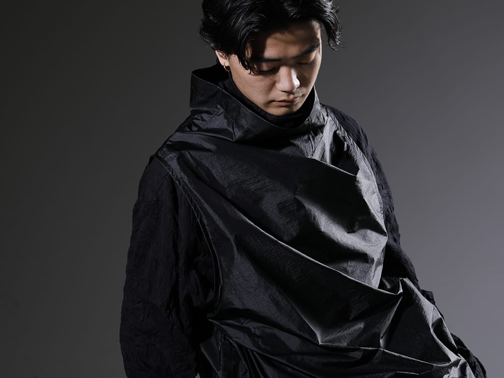 ユリウス / グラウンドワイ 2023SS 大胆なデザインと細かな箇所まで行き届いたディテール - 817VEM2(コーティング ナイロンタフタ ノースリーブプルオーバー) GA-T30-042(裾ボタン タートルネックTシャツ) - 2-005