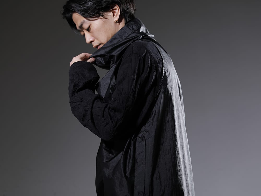 ユリウス / グラウンドワイ 2023SS 大胆なデザインと細かな箇所まで行き届いたディテール - 817VEM2(コーティング ナイロンタフタ ノースリーブプルオーバー) GA-T30-042(裾ボタン タートルネックTシャツ) - 2-007