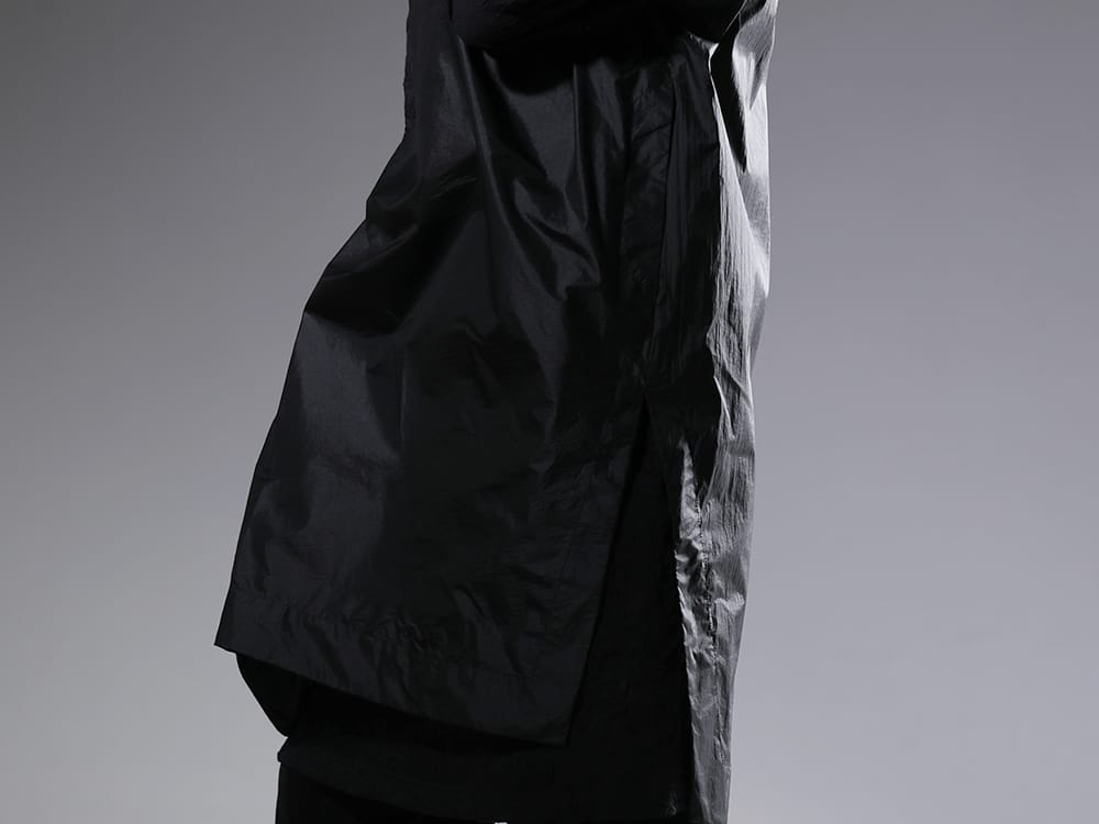 ユリウス 2023SS 大胆なデザインと細かな箇所まで行き届いたディテール - 817VEM2(コーティング ナイロンタフタ ノースリーブプルオーバー) - 2-008