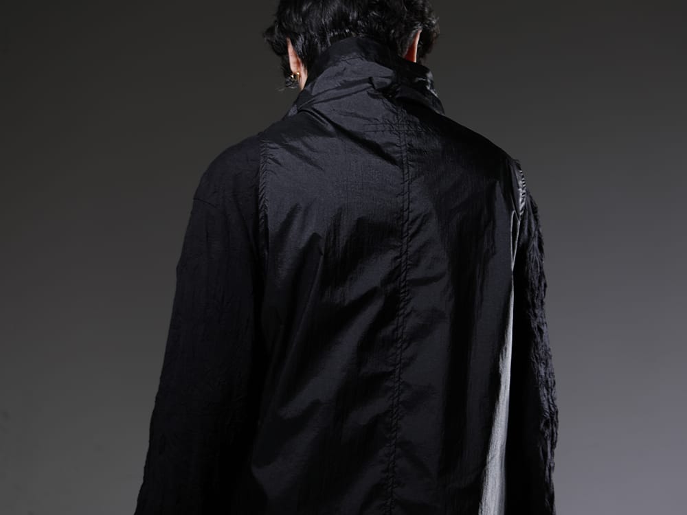 ユリウス / グラウンドワイ 2023SS 大胆なデザインと細かな箇所まで行き届いたディテール - 817VEM2(コーティング ナイロンタフタ ノースリーブプルオーバー) GA-T30-042(裾ボタン タートルネックTシャツ) - 2-009