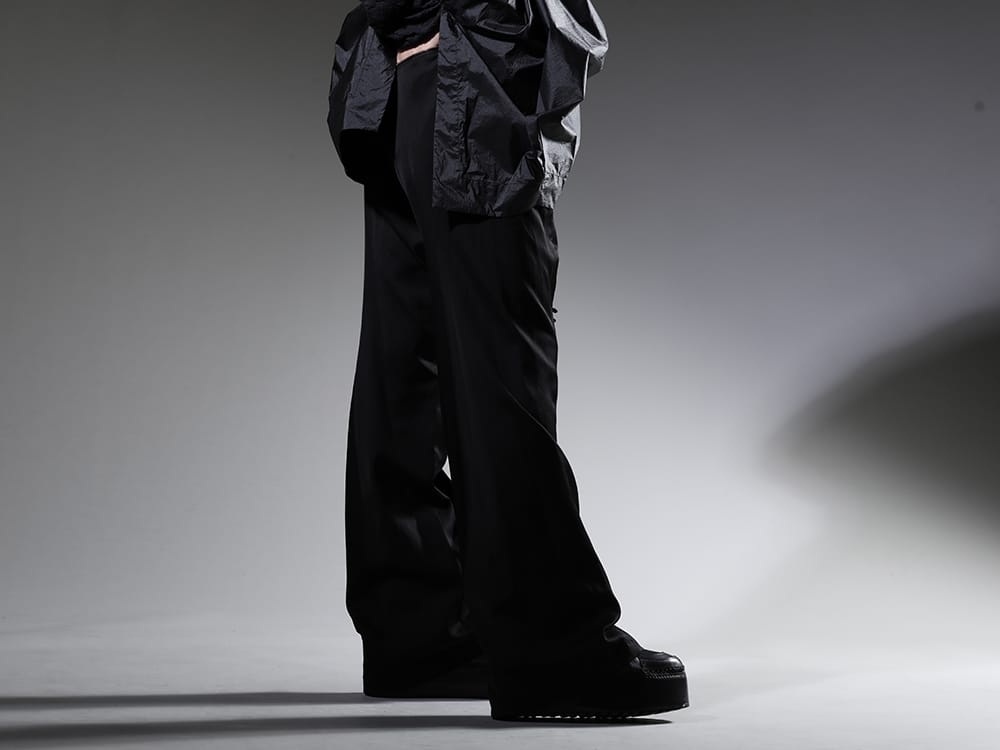 ユリウス  2023SS 見出し3 - 817PAM10(キュプラ/コットン/リネン サテン フレアパンツ) 817FWM3-L(カウレザー プラットフォームスニーカー) - 3-002