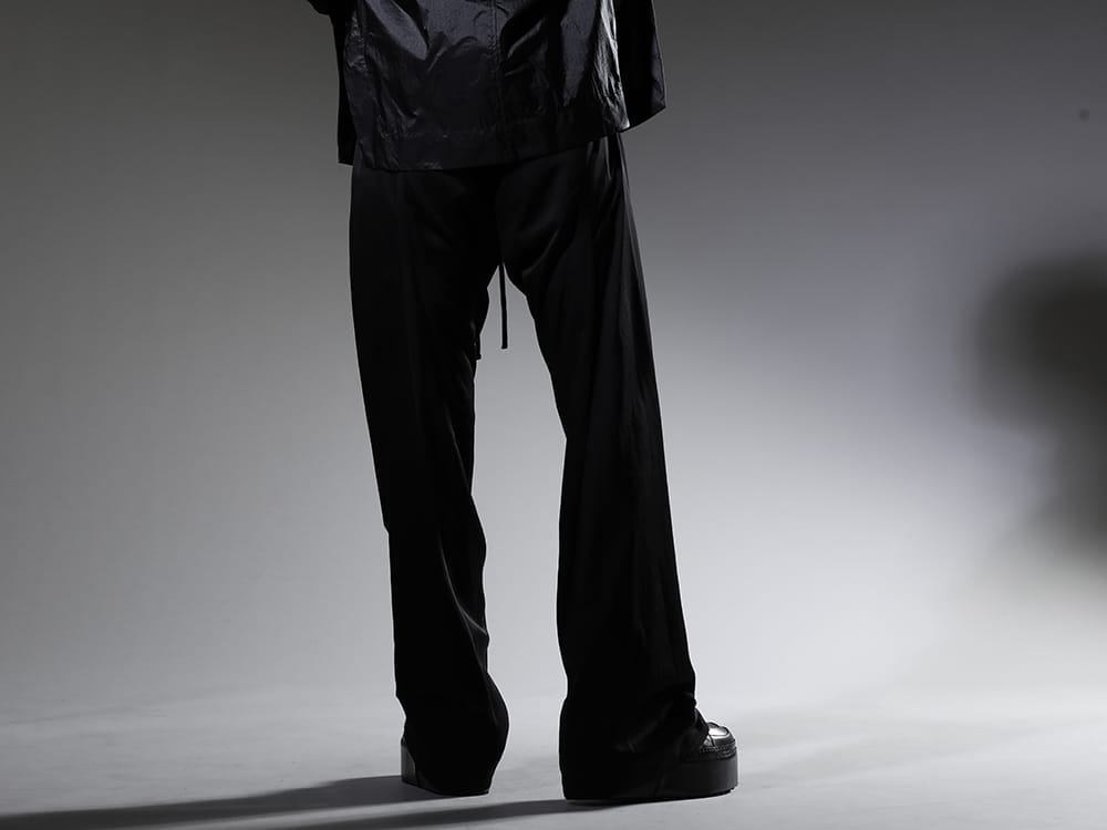 ユリウス  2023SS 見出し3 - 817PAM10(キュプラ/コットン/リネン サテン フレアパンツ) 817FWM3-L(カウレザー プラットフォームスニーカー) - 3-003