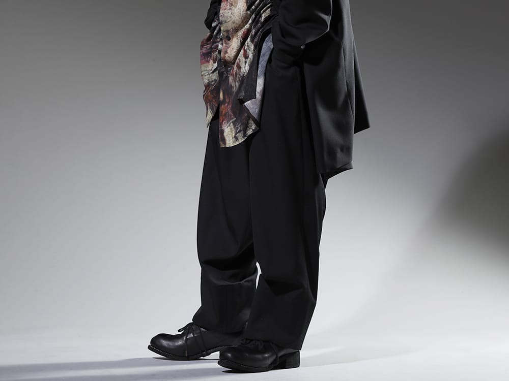 ヨウジヤマモト / グイディ 2023SS ゆったりとしたボトムスにダービーシューズを合わせた余裕のあるスタイル。 - HZ-P32-100(12タックフラップパンツ) PL10L-BLKT(オーソピーディック ダービーシューズ ホース フルグレイン レザー - PL10L) - 3-002