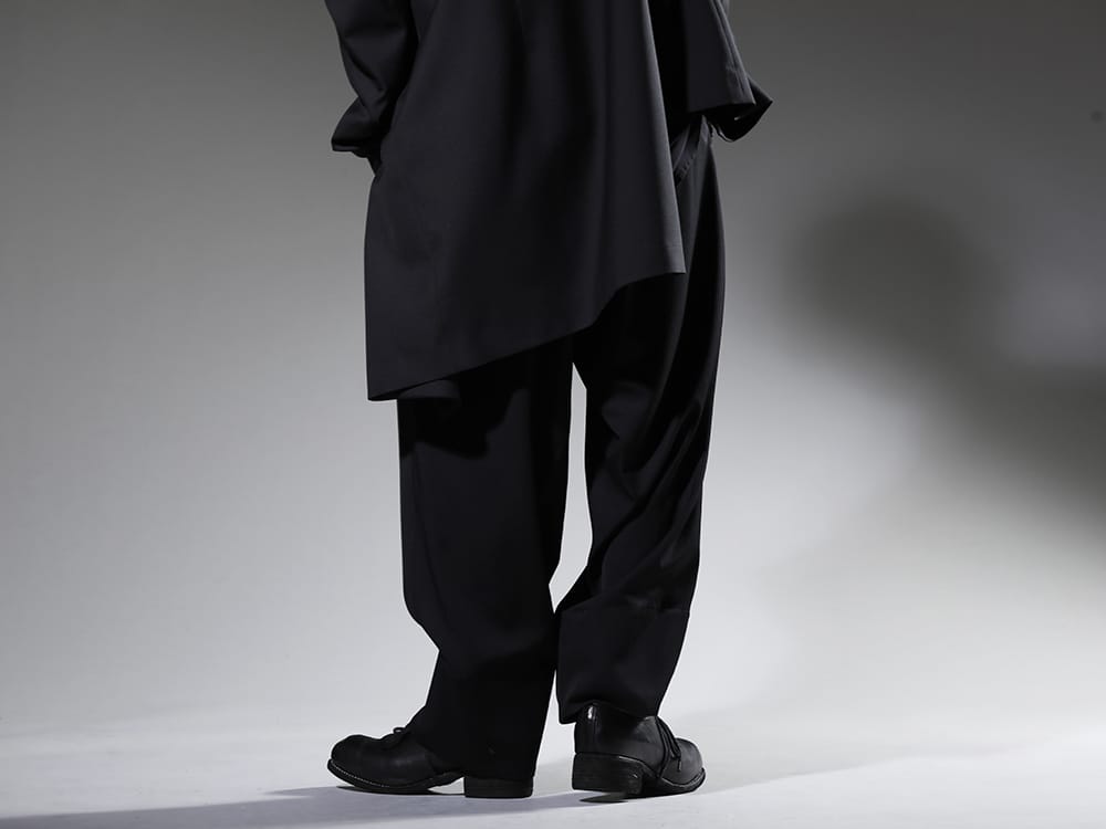 ヨウジヤマモト / グイディ 2023SS ゆったりとしたボトムスにダービーシューズを合わせた余裕のあるスタイル。 - HZ-P32-100(12タックフラップパンツ) PL10L-BLKT(オーソピーディック ダービーシューズ ホース フルグレイン レザー - PL10L) - 3-003