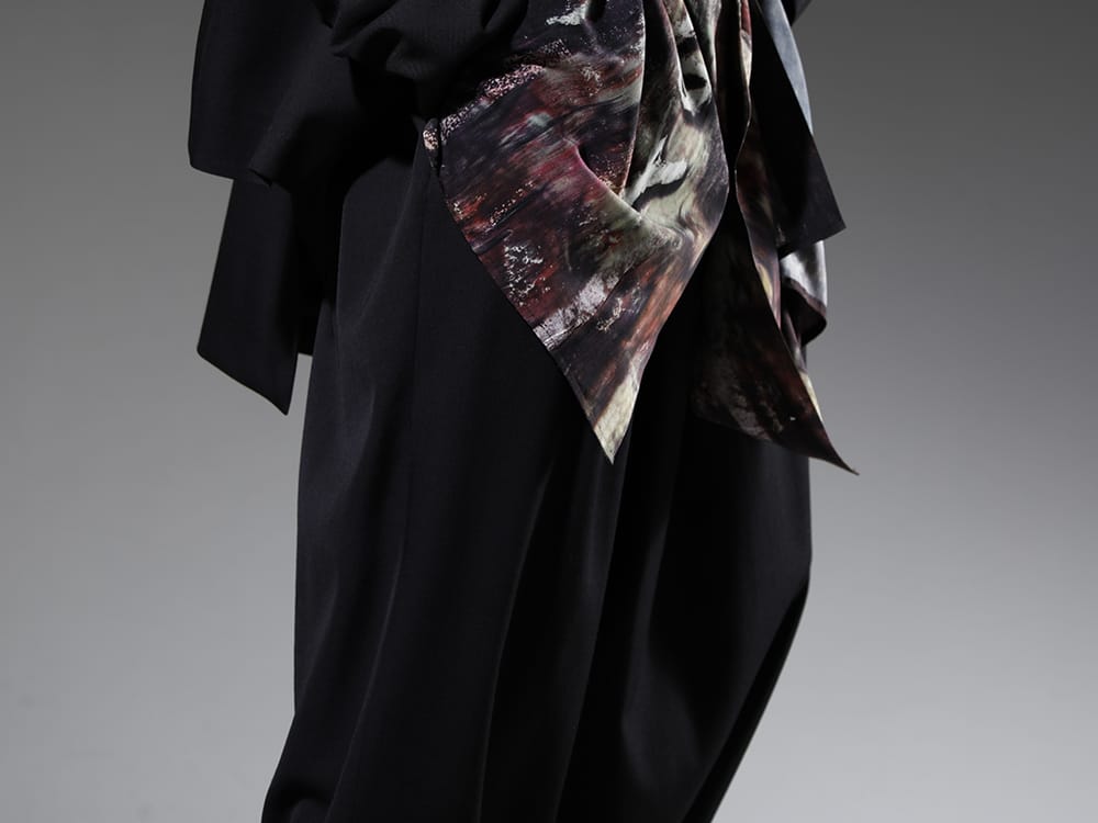 ヨウジヤマモト 2023SS ゆったりとしたボトムスにダービーシューズを合わせた余裕のあるスタイル。 - HZ-P32-100(12タックフラップパンツ) - 3-004