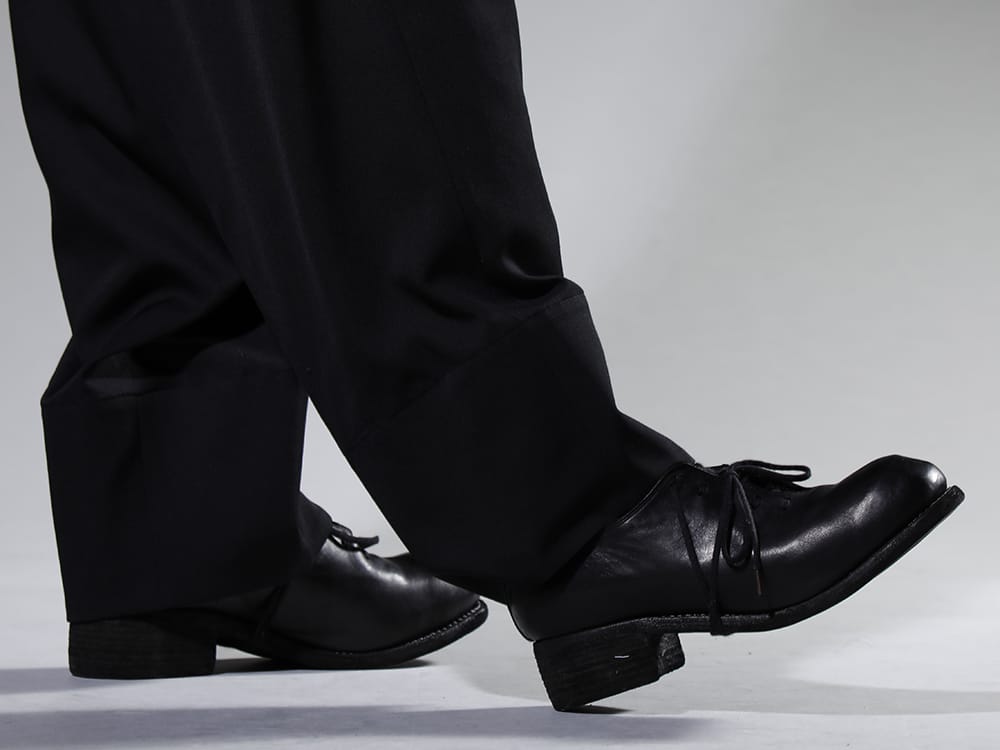 グイディ 2023SS ゆったりとしたボトムスにダービーシューズを合わせた余裕のあるスタイル。 - PL10L-BLKT(オーソピーディック ダービーシューズ ホース フルグレイン レザー - PL10L) - 3-006