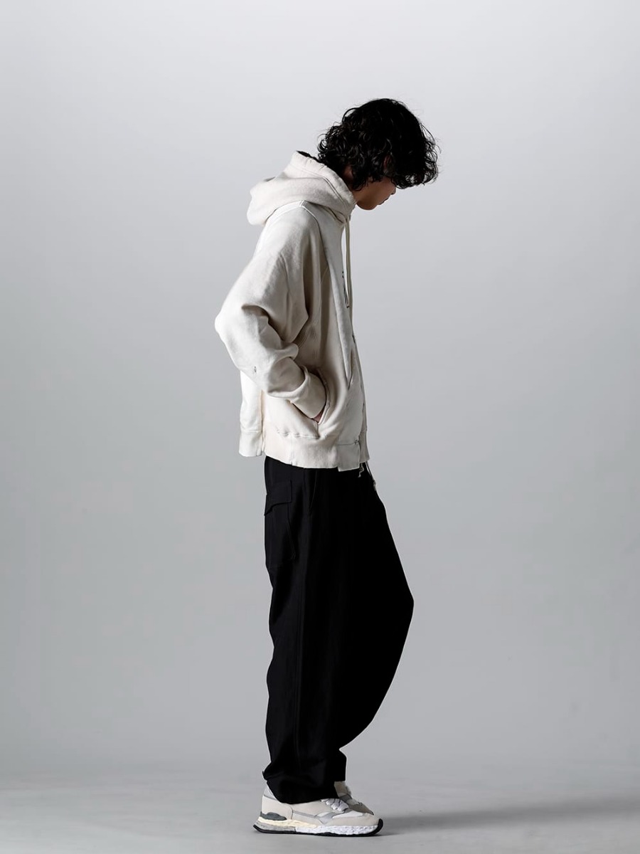 Maison MIHARAYASUHIRO - メゾン ミハラヤスヒロ 2023SS スタイリング 見出し3 - A10HD581-White - バーティカルスウィッチングフーディ White - 014TR1-Black - チノトラウザー ウールフラックスツイル ブラック - A10FW701-White - ジョージ- オリジナルソール ミックス マテリアル スニーカー White 3-002