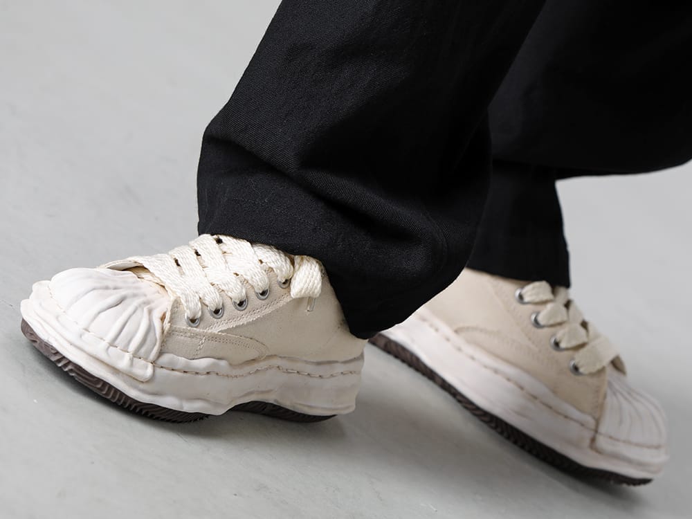 Maison MIHARAYASUHIRO - メゾン ミハラヤスヒロ 23SS 騙し絵(トロンプ・ルイユ)が特徴的なフーディー。 - Black - 014TR1-CHINO TROUSERS Wool Flax Twill Black - A08FW709-BLAKEY High- Original STC sole over dyed canvas High-Top sneakers White 3-006