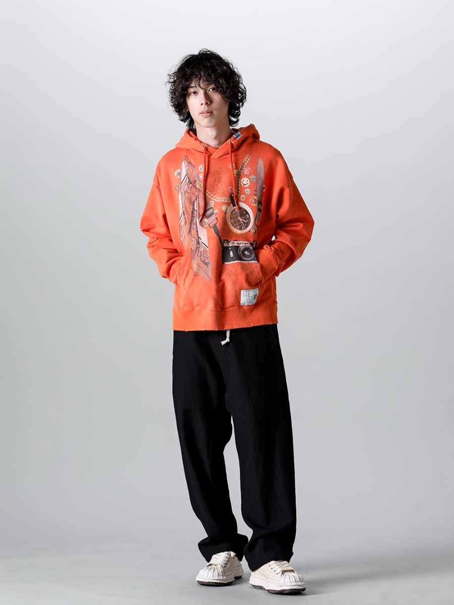 Maison MIHARAYASUHIRO - メゾン ミハラヤスヒロ 23SS 騙し絵(トロンプ・ルイユ)が特徴的なフーディー。 - A10HD621-Trompe l'oeil printed hoodie Orange - 014TR1-CHINO TROUSERS Wool Flax Twill Black - A08FW709-BLAKEY High- Original STC sole over dyed canvas High-Top sneakers White  4-001