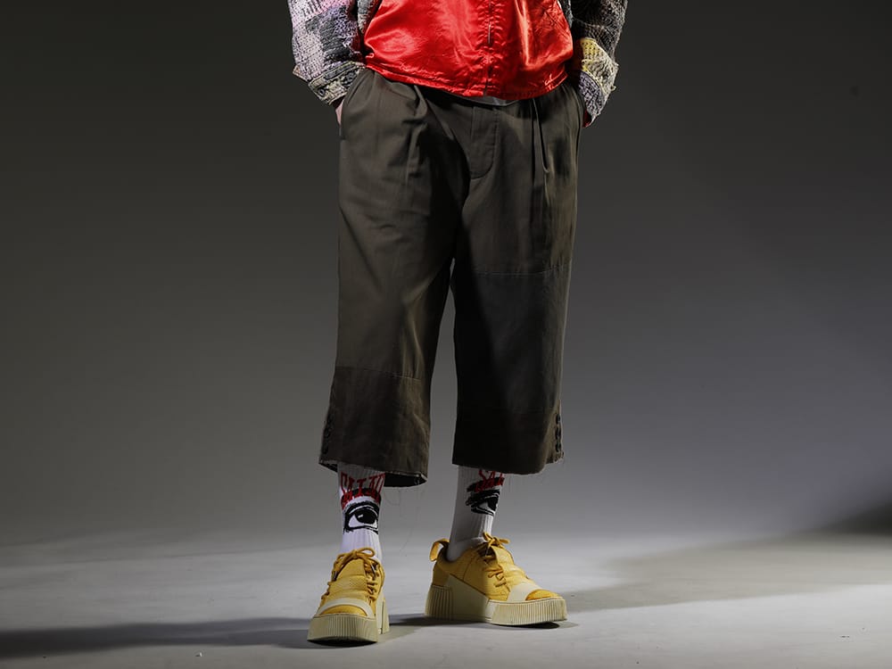 ザ ヴィリディアン / セントマイケル / ボリス ビジャン サベリ 2023SS スッキリとした足元を演出する落ち着きのあるワイドパンツ - VI-3569-04-Dark-olive(フラグメント クロップド トラウザー ダーク オリーブ) SM-S23-0000-100(EYE ソックス ホワイト)  BAMBA2.1-PERFORATED-LEATHER-WHITE-SOLE(バンバ2.1 パーフォレイティド レザー / ホワイトソール) - 3-001