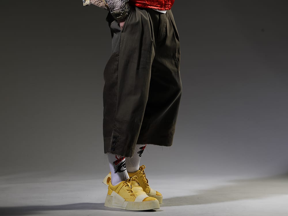 ザ ヴィリディアン / セントマイケル / ボリス ビジャン サベリ 2023SS スッキリとした足元を演出する落ち着きのあるワイドパンツ - VI-3569-04-Dark-olive(フラグメント クロップド トラウザー ダーク オリーブ) SM-S23-0000-100(EYE ソックス ホワイト)  BAMBA2.1-PERFORATED-LEATHER-WHITE-SOLE(バンバ2.1 パーフォレイティド レザー / ホワイトソール) - 3-002