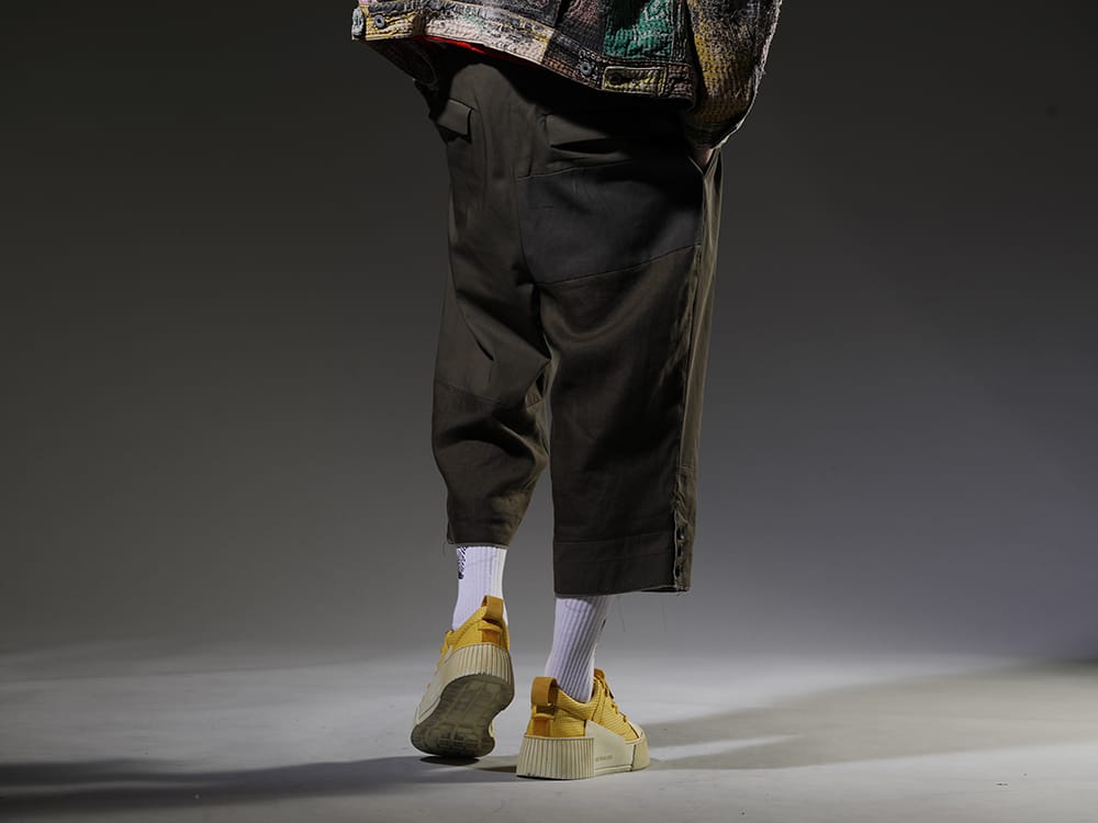 ザ ヴィリディアン / セントマイケル / ボリス ビジャン サベリ 2023SS スッキリとした足元を演出する落ち着きのあるワイドパンツ - VI-3569-04-Dark-olive(フラグメント クロップド トラウザー ダーク オリーブ) SM-S23-0000-100(EYE ソックス ホワイト)  BAMBA2.1-PERFORATED-LEATHER-WHITE-SOLE(バンバ2.1 パーフォレイティド レザー / ホワイトソール) - 3-003