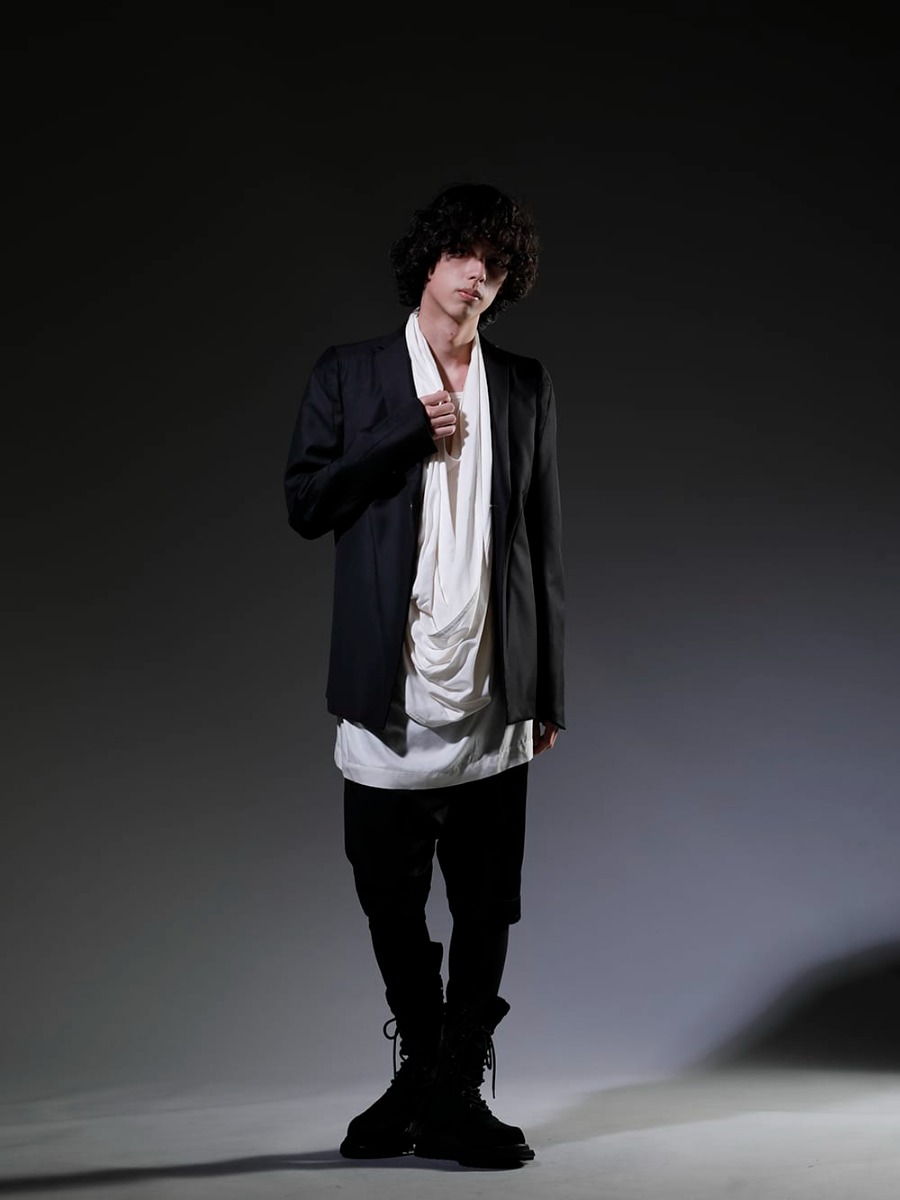 ユリウス / ヌード:マサヒコマルヤマ 2023SS スタイリング 画像の詳細(スタイリング全体の詳細) - 見出し1 - 817JAM1(ウール/ポリエステル ギャバ テーラードジャケット) 819SHM3-offwhite(レーヨン/コットン クロス ドレープネック プルオーバー オフホワイト) 817CUM8-raw(コットン ハイツイスト リブタンクトップ ロウ) 817PAM11(キュプラ/コットン/リネン サテン サルエルショーツ) NU-1678(スリム ステッチ レギンス) 807FWM1(カウベロア レースアップ コンバットブーツ) - 1-001