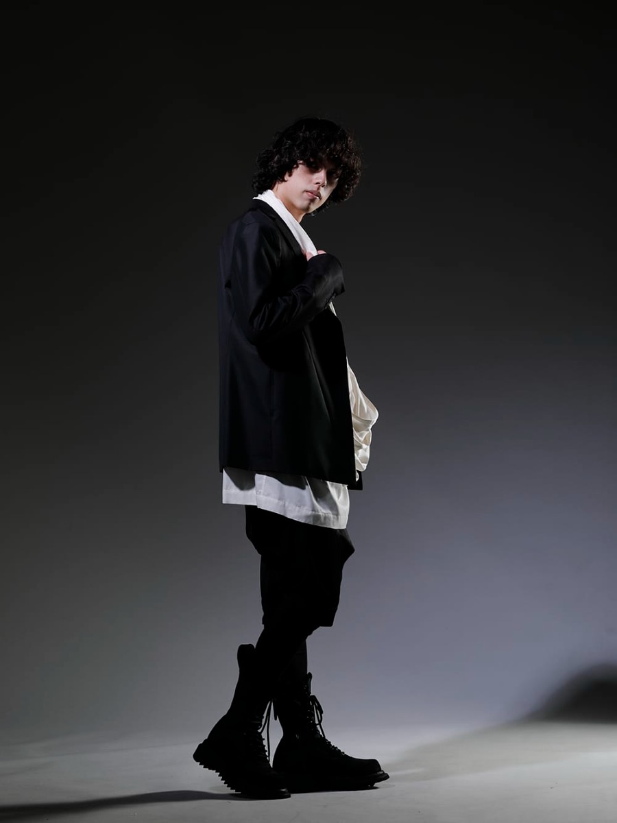 ユリウス / ヌード:マサヒコマルヤマ 2023SS - 見出し1 - 817JAM1(ウール/ポリエステル ギャバ テーラードジャケット) 819SHM3-offwhite(レーヨン/コットン クロス ドレープネック プルオーバー オフホワイト) 817CUM8-raw(コットン ハイツイスト リブタンクトップ ロウ) 817PAM11(キュプラ/コットン/リネン サテン サルエルショーツ) NU-1678(スリム ステッチ レギンス) 807FWM1(カウベロア レースアップ コンバットブーツ) - 1-002