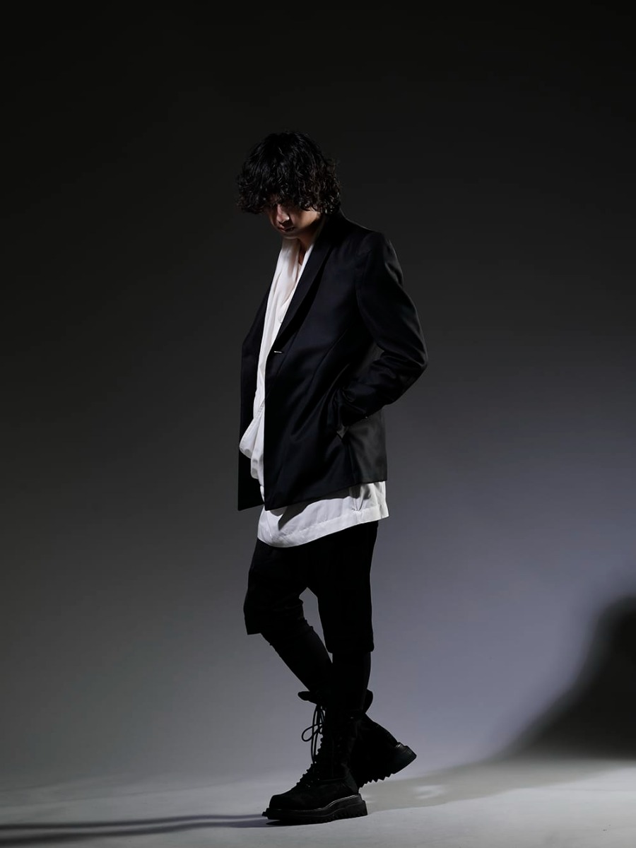 ユリウス / ヌード:マサヒコマルヤマ 2023SS - 見出し1 - 817JAM1(ウール/ポリエステル ギャバ テーラードジャケット) 819SHM3-offwhite(レーヨン/コットン クロス ドレープネック プルオーバー オフホワイト) 817CUM8-raw(コットン ハイツイスト リブタンクトップ ロウ) 817PAM11(キュプラ/コットン/リネン サテン サルエルショーツ) NU-1678(スリム ステッチ レギンス) 807FWM1(カウベロア レースアップ コンバットブーツ) - 1-003