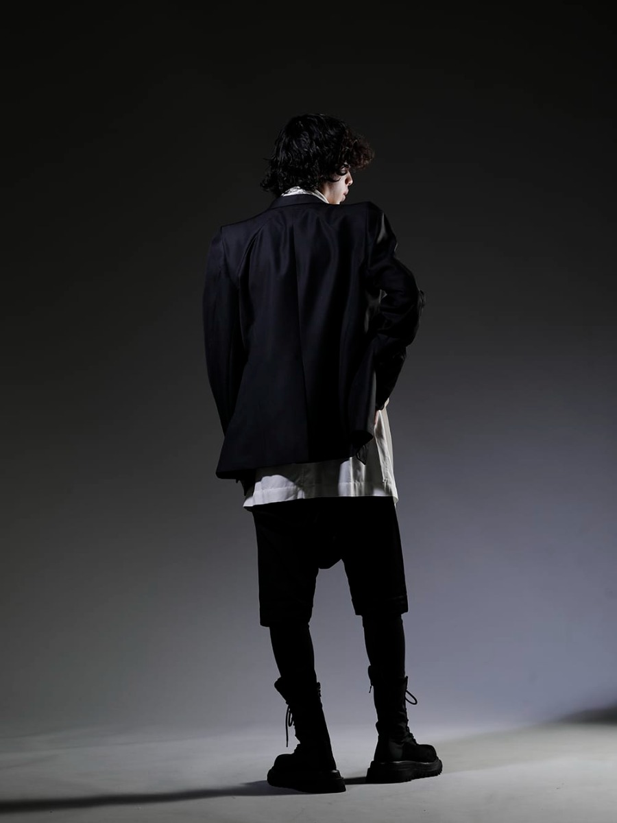 ユリウス / ヌード:マサヒコマルヤマ 2023SS - 見出し1 - 817JAM1(ウール/ポリエステル ギャバ テーラードジャケット) 819SHM3-offwhite(レーヨン/コットン クロス ドレープネック プルオーバー オフホワイト) 817CUM8-raw(コットン ハイツイスト リブタンクトップ ロウ) 817PAM11(キュプラ/コットン/リネン サテン サルエルショーツ) NU-1678(スリム ステッチ レギンス) 807FWM1(カウベロア レースアップ コンバットブーツ) - 1-004