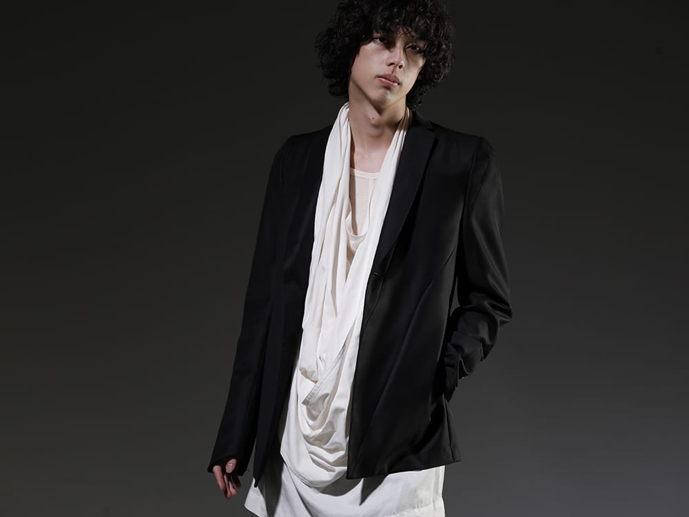 ユリウス 2023SS 見出し2 - 817JAM1(ウール/ポリエステル ギャバ テーラードジャケット) 819SHM3-offwhite(レーヨン/コットン クロス ドレープネック プルオーバー オフホワイト) - 2-001