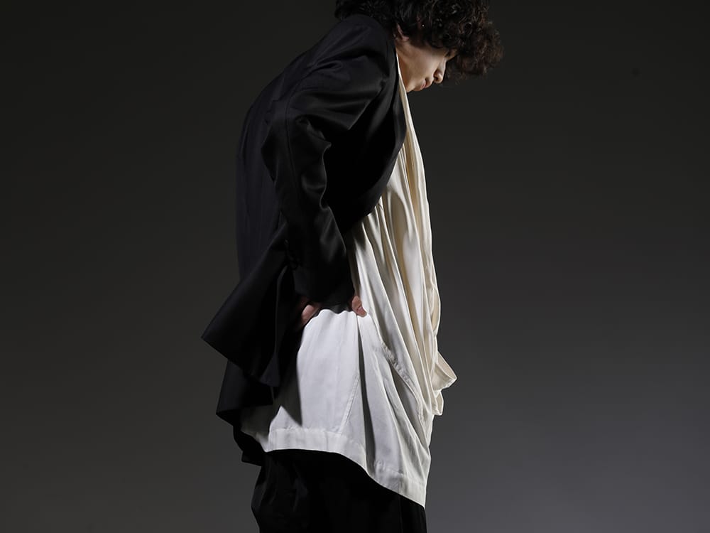 ユリウス 2023SS 見出し2 - 817JAM1(ウール/ポリエステル ギャバ テーラードジャケット) 819SHM3-offwhite(レーヨン/コットン クロス ドレープネック プルオーバー オフホワイト) - 2-002