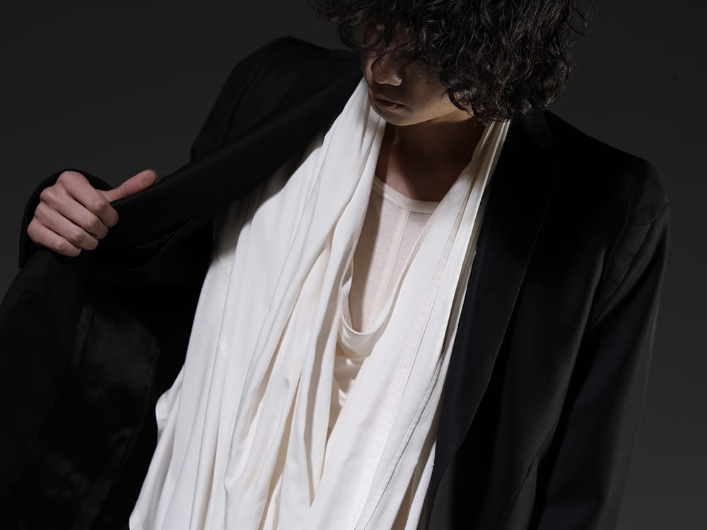 ユリウス 2023SS 見出し2 - 817JAM1(ウール/ポリエステル ギャバ テーラードジャケット) 819SHM3-offwhite(レーヨン/コットン クロス ドレープネック プルオーバー オフホワイト) - 2-004