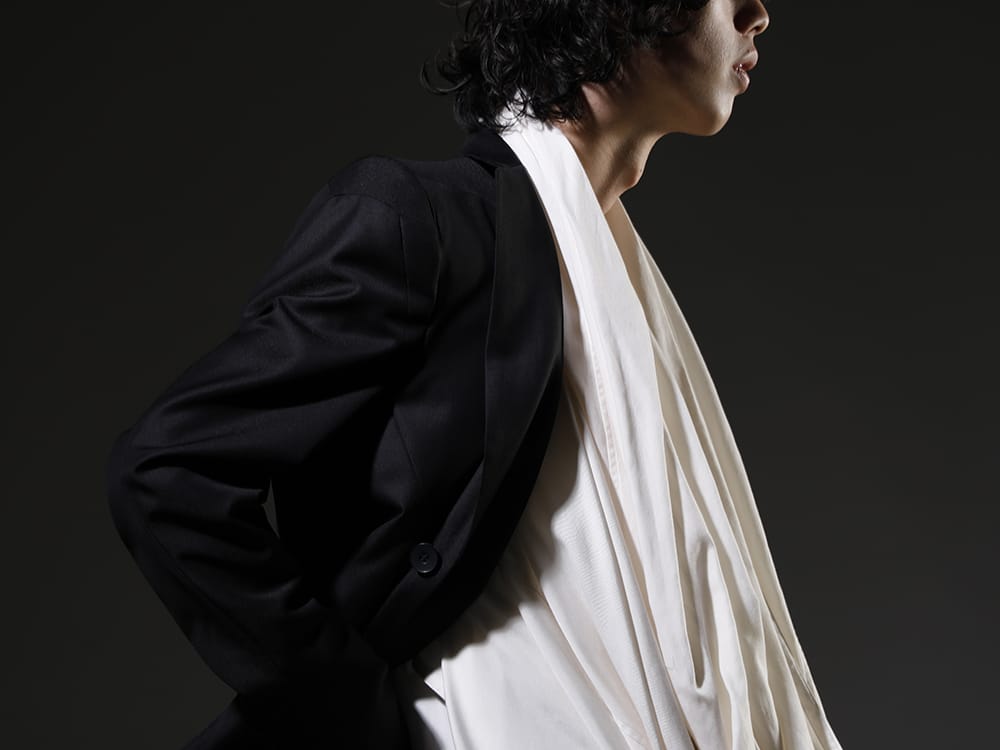 ユリウス 2023SS 見出し2 - 817JAM1(ウール/ポリエステル ギャバ テーラードジャケット) 819SHM3-offwhite(レーヨン/コットン クロス ドレープネック プルオーバー オフホワイト) - 2-005