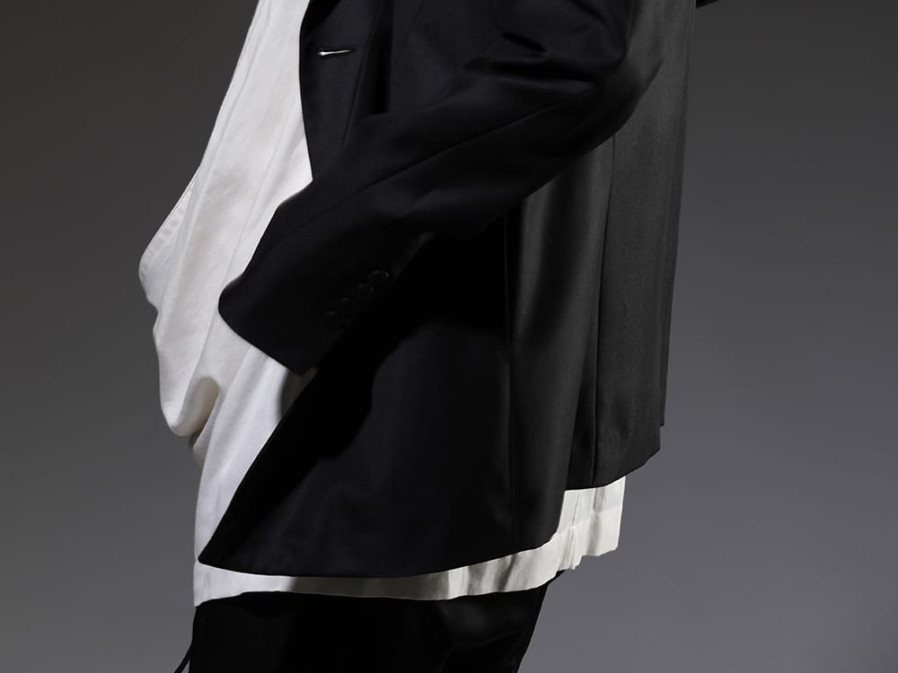 ユリウス 2023SS 見出し2 - 817JAM1(ウール/ポリエステル ギャバ テーラードジャケット) 819SHM3-offwhite(レーヨン/コットン クロス ドレープネック プルオーバー オフホワイト) - 2-007